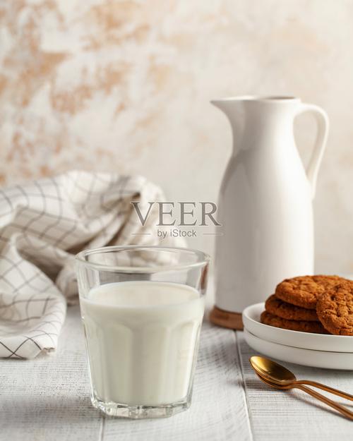 一杯牛奶罐子饼干乳制品的概念牛奶的用途农产品副本的空间垂直的照片
